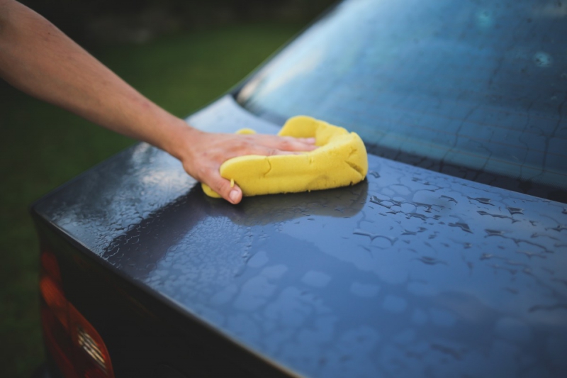 carrosserie-ILONSE-min_cleaning_washing_carwash_sponge_car_auto_hand_man-722705